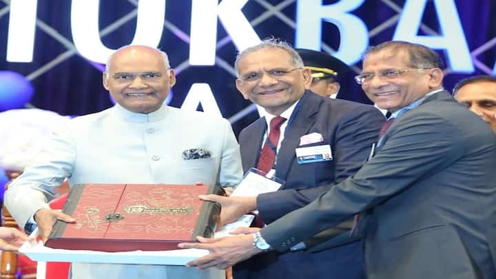 પૂર્વ રાષ્ટ્રપતિ રામનાથ કોવિંદ સાથે ગોવિંદ ધોળકિયા