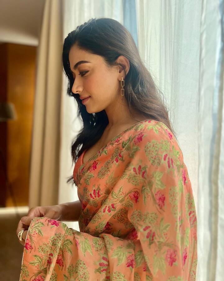 హెల్త్ బాగోకపోయినా ఇప్పుడు తన పోస్ట్ చేయడం వెనుక ఓ రీజన్ ఉందంటూ చెప్తోంది రష్మిక. అదేంటంటే తన ఫ్యాన్స్ని బాగా మిస్ అయితున్నట్లు తెలిపింది. మీరు ఇప్పుడు కామెంట్స్ చేస్తే వాటిని నేను తీరిగ్గా చదువుతాను అంటూ తెలిపింది. (Image Source : Instagram/RashmikaMandanna)