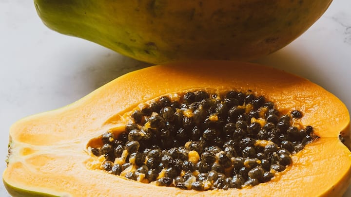 Papaya Side Effects :  पपई फळे हे पोषक तत्वांचा एक चांगला स्त्रोत आहेत जे आरोग्यासाठी चांगले आहेत.मात्र काही लोकांनी पपई अजिबात खाऊ नये. त्यामुळे त्यांचा आजार वाढू शकतो.