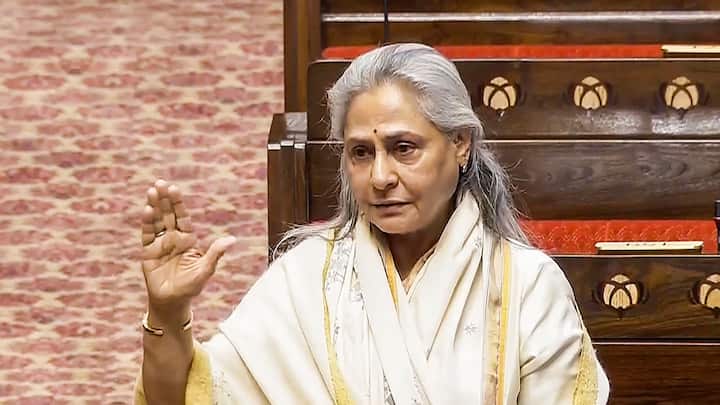 পঞ্চম বারের জন্য রাজ্যসভার সাংসদ হতে চলেছেন জয়া বচ্চন। ২০২৪ সালের রাজ্যসভা নির্বাচনের জন্য ফের তাঁকে মনোনীত করেছে সমাজবাদী পার্টি। মঙ্গলবারই সেই মর্মে  মনোনয়পত্র জমা দিয়েছেন জয়া। ছবি: পিটিআই।