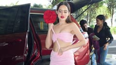 Urfi Javed: ভালবাসার দিনে কার জন্য গোলাপ উরফির কাঁধে ?