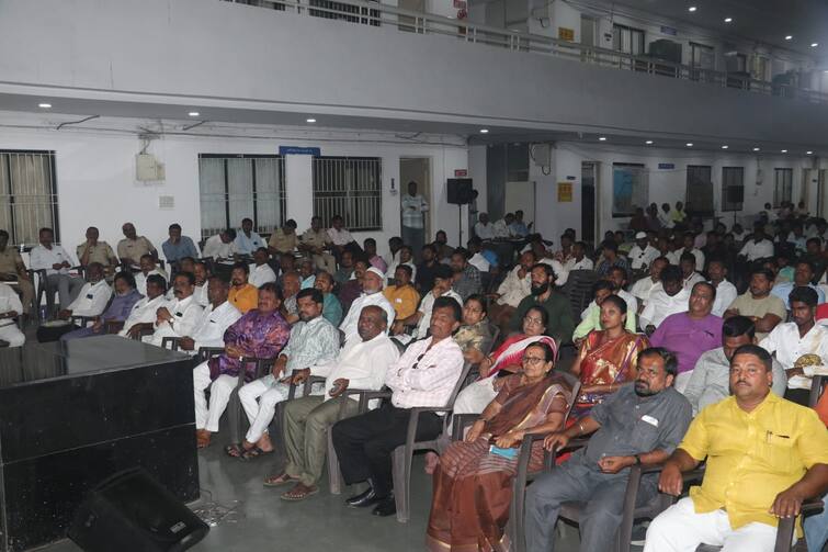 Solapur Police Cp M Rajkumar Dolby Meeting dolby free Solapur city marathi news डॉल्बीमुक्त सोलापूरसाठी नूतन पोलीस आयुक्तांचे प्रयत्न, मंडळाच्या पदाधिकाऱ्यांना दाखवला 'डेमो'