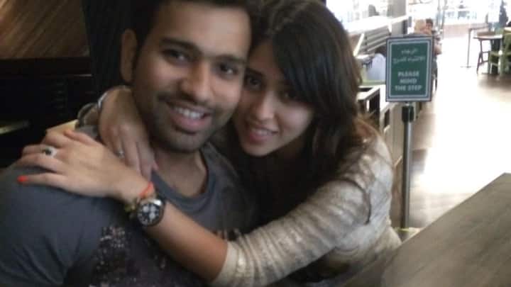 रोहित शर्मा की पत्नी रितिका सजदेह एक स्पोर्ट्स इवेंट मैनेजर थीं रोहित और रितिका क्रिकेट के जरिए ही एक दूसरे से मिले थे. दोनों की मुलाकात धीरे-धीरे प्यार में बदल गई.