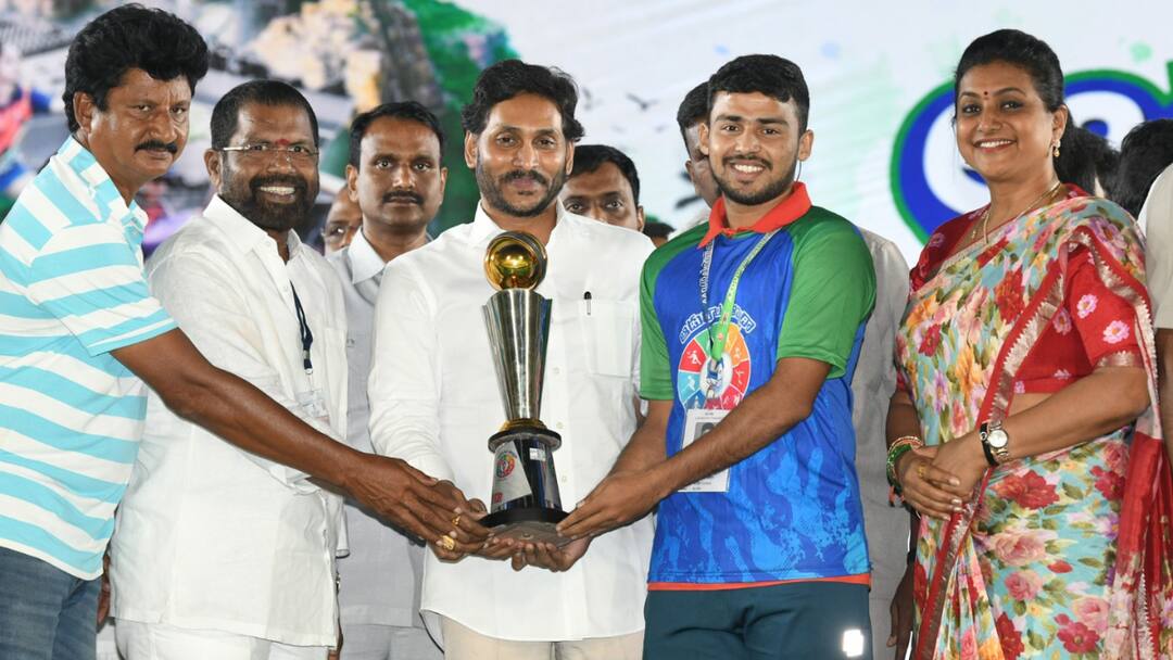 Chief Minister jagan gave prizes to the adudam andhra winners ఆడుదాం ఆంధ్ర విజేతలకు బహుమతులు ప్రధానం చేసిన సీఎం