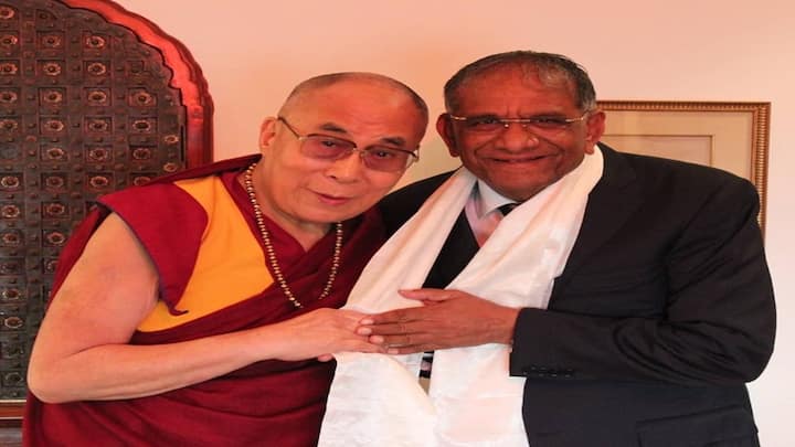 દલાઈ લામા સાથે ગોવિંદ ધોળકિયા
