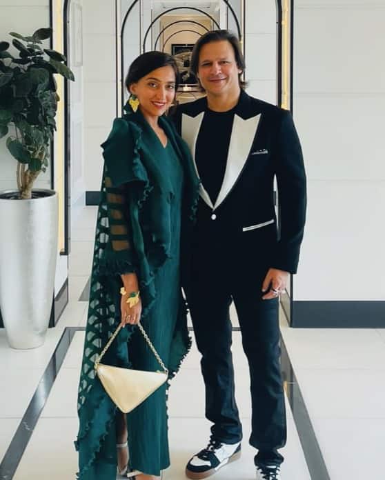 एक समय था जब विवेक ओबेरॉय ऐश्वर्या राय संग अपने अफेयर को लेकर खूब चर्चा में रहे. लेकिन फिर साल 2010 में उन्होंने  कर्नाटक के मंत्री जीवराज अल्वा की बेटी प्रियंका अल्वा संग शादी कर ली. दोनों ने अपने घर वालों की मर्जी से शादी की थी.