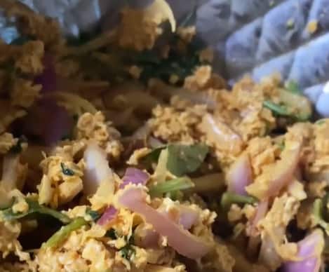 செய்முறை : முதலில் ஒரு பாத்திரத்தில் வெங்காயம், பச்சை மிளகாய், இஞ்சி, கறிவேப்பில்லை, கொத்தமல்லி இலை, மஞ்சள் தூள், உப்பு, மிளகாய் தூள், தனியா தூள், பெருங்காயத்தூள் சேர்த்து கலக்கவும்.