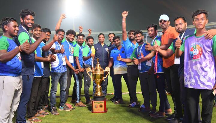 బ్యాడ్మింటన్ మెన్లో ఏలూరు జోడీ, వుమెన్లో బాపట్ల జోడీ విజేతగా నిలిచింది.