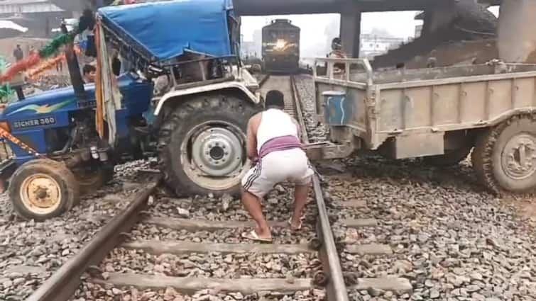 Tractor stuck on track on railway line in Nawada and train coming at high speed ann Bihar News: नवादा में रेलवे लाइन पर टला बड़ा हादसा, बीच पटरी पर फंस गया था ट्रैक्टर, तेज गति से आ रही थी ट्रेन