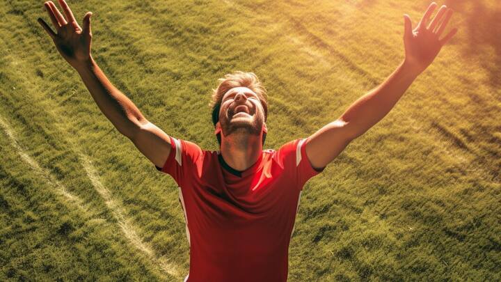 डोपामाइन यह हमारे दिमाग में बनने वाला एक खास रसायन है जो हमें खुश और संतुष्ट महसूस कराता है. इसे अक्सर 'खुशी का हार्मोन' कहा जाता है. जब हम कोई लक्ष्य हासिल करते हैं, नई चीज़ें सीखते हैं, या अपनी पसंदीदा चीजें करते हैं, तब हमारे दिमाग में डोपामाइन का स्तर बढ़ जाता है.