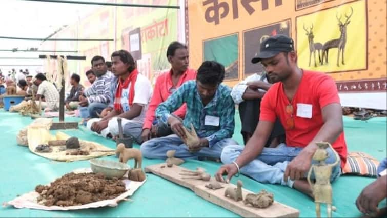 Bastar traditional craftsmanship Fading as New Generation Not Interested threat to its existence ann Chhattisgarh: बस्तर की पारंपरिक शिल्पकला से नई पीढ़ी ने बनाई दूरी, अस्तित्व पर मंडराने लगा खतरा, जानें क्या है वजह