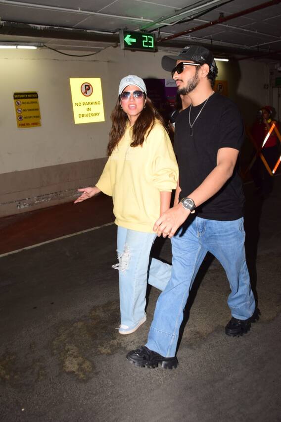 मुनावर फारुकी आणि हिना खान विमानतळावर स्पॅाट