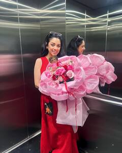 Valentine Day 2024: वैलेंटाइन डे पर रेड ड्रेस में दिखा टीवी की ‘अनुपमा’ का ग्लैमरस अवतार, पति से गिफ्ट में मिली ढेर सारी चॉकलेट्स और फ्लावर्स