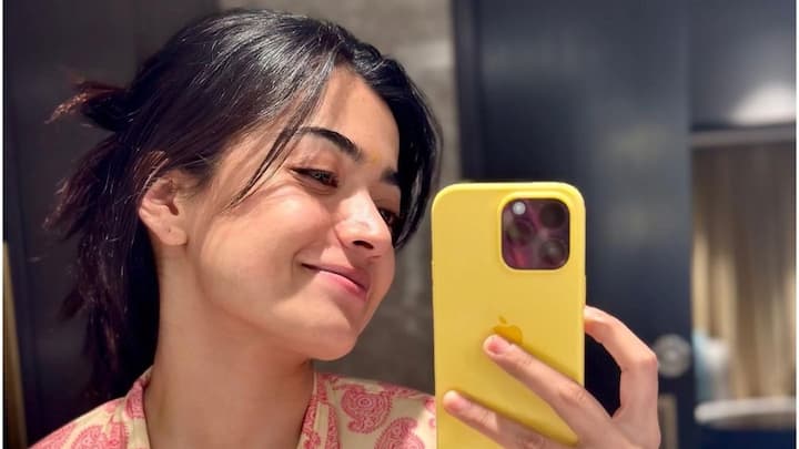 Rashmika Photos : రష్మిక మందన్న సోషల్ మీడియాలో ఫ్యాన్స్​తో ఇంట్రాక్ట్ అయింది. తన ఆరోగ్యం బాగోకపోయినా మీతో మాట్లాడాల్సి వస్తుందని తెలిపింది. దానికి కారణం కూడా చాలా ఇంట్రెస్టింగ్​ ఉంది. అదేంటంటే..