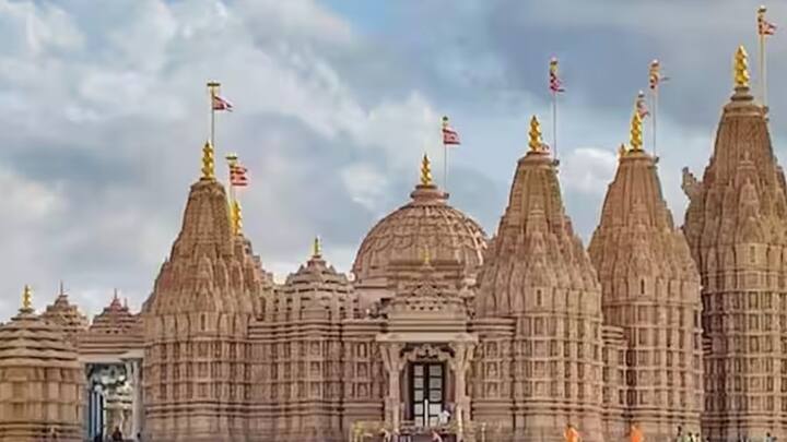 વડાપ્રધાન નરેન્દ્ર મોદી આજે એટલે કે બુધવારે (14 ફેબ્રુઆરી) સંયુક્ત આરબ અમીરાત (UAE)ની રાજધાની અબુ ધાબીમાં પ્રથમ હિન્દુ મંદિરનું ઉદ્ઘાટન કરશે. આ મંદિર કાશી વિશ્વનાથ કોરિડોર કરતા ઘણું મોટું છે. મંદિરને ભવ્ય બનાવવા માટે રાજસ્થાનમાં પથ્થરની કોતરણી કરવામાં આવી છે અને યુએઇના રાજકુમારે મંદિર માટે જમીન દાનમાં આપી છે.