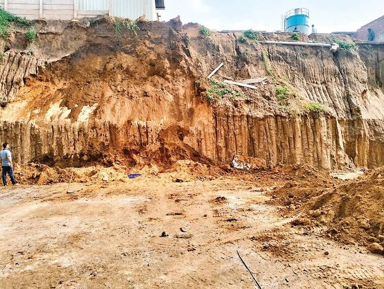 A rockfall at a construction site in Ahmedabad trapped workers Ahemdabad News:  અમદાવાદમાં કન્ટ્રક્શન સાઇટ પર દુર્ઘટના, ભેખડ ધસી પડતાં શ્રમિક દટાયા, ત્રણ લોકોનું કરાયું  રેસ્ક્યુ