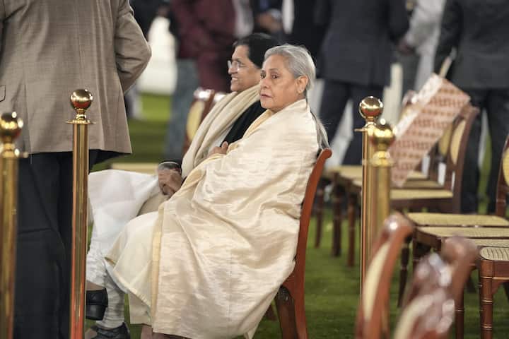 जया बच्चन ने अपने चुनावी हलफनामें में ये भी बताया था कि उनके पास नौ लाख का पेन है और 51 लाख की घड़ियां हैं. अमिताभ के पास 3.4 करोड़ की घड़ियां हैं. जया ने 2018 के अपने एफिडेविट में ये जानकारी दी थी कि उनके पास 8 लाख की टाटा क्वालिस है.