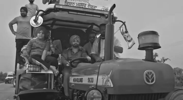 ਇਸ ਦੌਰਾਨ ਕੁਝ ਪੰਜਾਬੀ ਕਲਾਕਾਰ ਵੀ ਕਿਸਾਨਾਂ ਦਾ ਸਮਰਥਨ ਕਰਦੇ ਨਜ਼ਰ ਆ ਰਹੇ ਹਨ। ਇਸ ਵਿਚਾਲੇ ਪੰਜਾਬੀ ਗਾਇਕ ਰੇਸ਼ਮ ਸਿੰਘ ਅਨਮੋਲ ਹਰ ਪਾਸੇ ਸੁਰਖੀਆਂ ਬਟੋਰ ਰਹੇ ਹਨ।