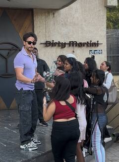 Valentine Day 2024: किसी ने दिया गुलाब...तो किसी ने दी चॉकलेट, वैलेंटाइन डे पर लड़कियों से घिरे नजर आए टाइगर श्रॉफ