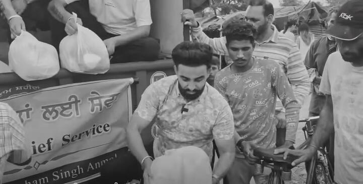 ਖਾਸ ਗੱਲ ਇਹ ਹੈ ਕਿ ਪੰਜਾਬੀ ਗਾਇਕ ਰੇਸ਼ਮ ਅਨਮੋਲ ਖੁਦ ਇਸ ਪ੍ਰਦਰਸ਼ਨ ਦਾ ਹਿੱਸਾ ਬਣੇ ਹੋਏ ਹਨ। ਉਨ੍ਹਾਂ ਦੇ ਕਿਸਾਨਾਂ ਦਾ ਸਮਰਥਨ ਕਰਦੇ ਹੋਏ ਗੀਤ Farmer Protest 2.0 ਰਿਲੀਜ਼ ਕੀਤਾ ਹੈ।