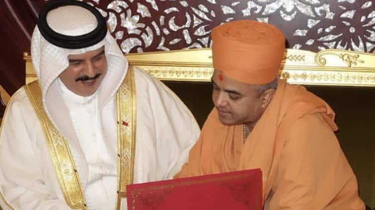 After UAE Bahrain New Swaminarayan Hindu Mandir to be constructed soon Crown prince allotted land Mahant thanks PM Modi UAE के बाद एक और मुस्लिम देश में बनेगा भव्य मंदिर, सारी औपचारिकताएं भी पूरी, पढ़िए लेटेस्ट अपडेट