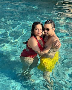 Valentine Day 2024: वैलेंटाइन डे पर रेड बिकनी पहन पति विक्रांत के साथ पूल में कोजी हुईं मोनालिसा, कपल ने शेयर की रोमांटिक तस्वीरें