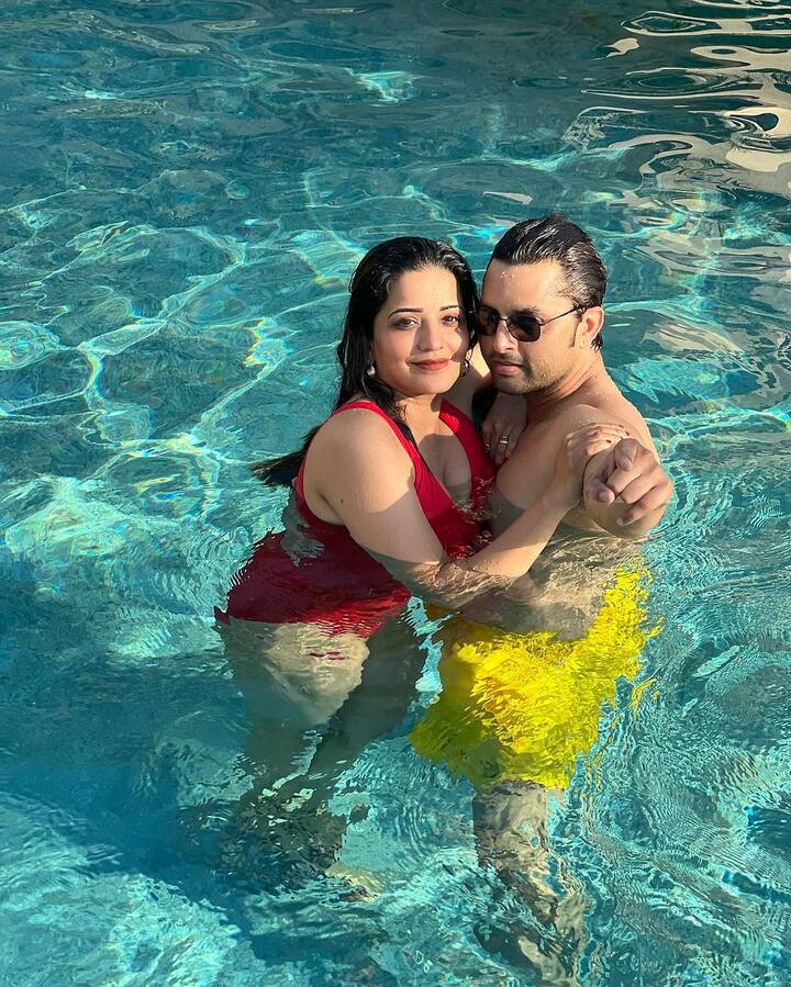 इन तस्वीरों में एक्ट्रेस अपने पति विक्रांत राजपूत के साथ पूल में रोमांटिक होती हुई नजर आई हैं. तस्वीरें शेयर करते हुए उन्होंने लिखा, मेरा वैलेंटाइन..हमेशा और हमेशा के लिए.