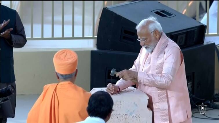 Abu Dhabi's first Hindu temple PM Modi inscribes Vasudhaiva Kutumbakam on stone watch video Hindu Mandir in Abu Dhabi: પીએમ મોદીએ પથ્થર પર કોતર્યુ વસુધૈવ કટુમ્બકમ, જુઓ શાનદાર વીડિયો