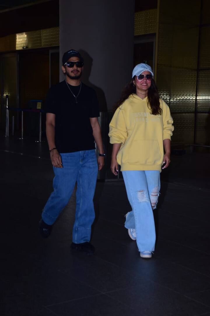 In the picture, which is clicked in a lift, shows Hina wearing a yellow sweater and black leggings. She is standing close to Munawar, while the latter is clicking the photograph.