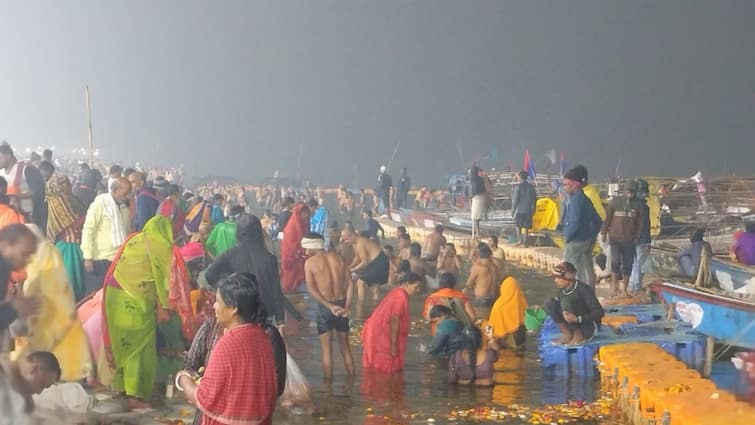 Basant Panchami 2024 devotees to reached prayagraj and and dip in ganga river an Basant Panchami 2024: बसंत पंचमी पर संगम नगरी में उमड़ा आस्था का सैलाब, खराब मौसम के बावजूद श्रद्धालुओं ने लगाई गंगा में डुबकी