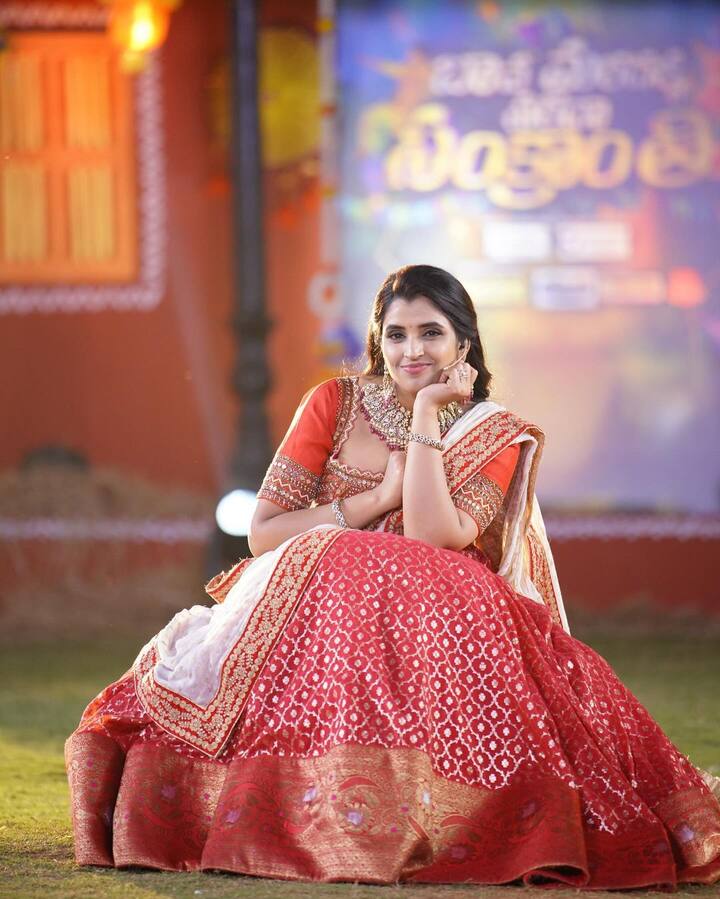 ఈ భామ ఎక్కువగా ట్రెడీషనల్​ లుక్​లోనే కనిపిస్తుంది. మోడ్రన్ డ్రెస్​లలో కూడా ఈ భామ చాలా అందంగా కనిపిస్తుంది.(Images Source : Instagram/syamalaofficial)