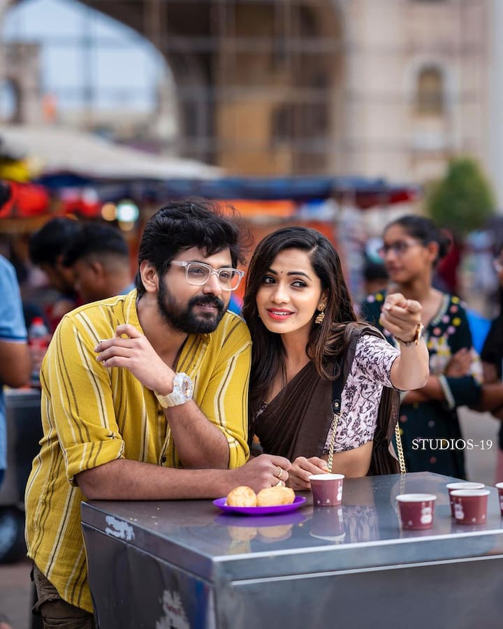 ఈ ఫొటోలను తన ఇన్స్టాగ్రామ్ వేదికగా పంచుకుంది. వీటికి హ్యాపీ వాలెంటైన్స్ డే పాపూ మా!! నువ్వు నా జీవితంలోకి రావడం చాలా ఆనందంగా ఉంది. అంటూ కాబోయే భర్తపై ప్రేమ కురిపించింది.