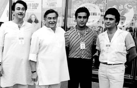 हिंदी सिनेमा के सबसे फेमस फैमिली में 'कपूर खानदान' है जिनकी चार पीढ़ी अभी तक इंडस्ट्री में टिकी है. पृथ्वीराज कपूर उनके बेटे राज कपूर और उनके तीन बेटे रणधीर कपूर, ऋषि कपूर और राजीव कपूर हैं. इन तीनों में रणधीर कपूर जिंदा हैं जो इस साल अपना 77वां बर्थडे मना रहे हैं.
