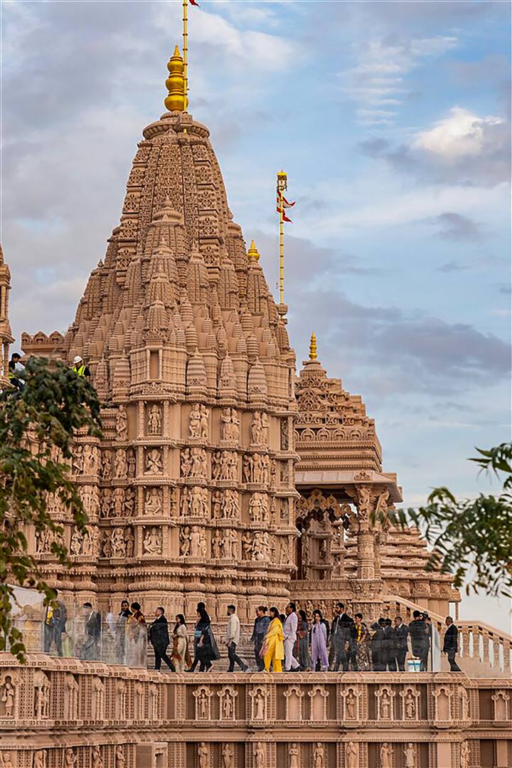 साथ ही मंदिर में बने ये सात शिखर भगवान राम, भगवान शिव, भगवान जगन्नाथ, भगवान कृष्ण, भगवान स्वामीनारायण, तिरूपति बालाजी और भगवान अयप्पा की मूर्तियों को भी दर्शाते हैं.