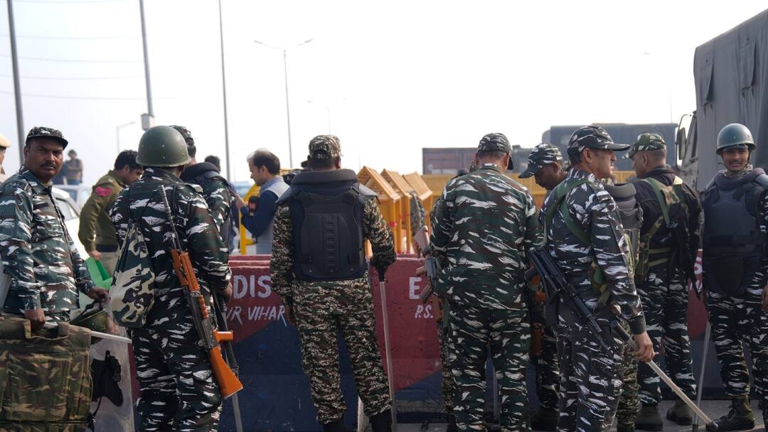 Farmer Protest: सिंघु, गाजीपुर और चिल्ला बॉर्डर पर बढ़ाई सुरक्षा, ड्रोन से रखी जा रही नजर, पुलिस ने दिए ये संकेत Farmer Protest Day 2 Security increased on Singhu, Ghazipur and Chilla borders, surveillance is being done with drones, police gave these indications Farmer Protest: सिंघु, गाजीपुर और चिल्ला बॉर्डर पर बढ़ाई सुरक्षा, ड्रोन से रखी जा रही नजर, पुलिस ने दिए ये संकेत