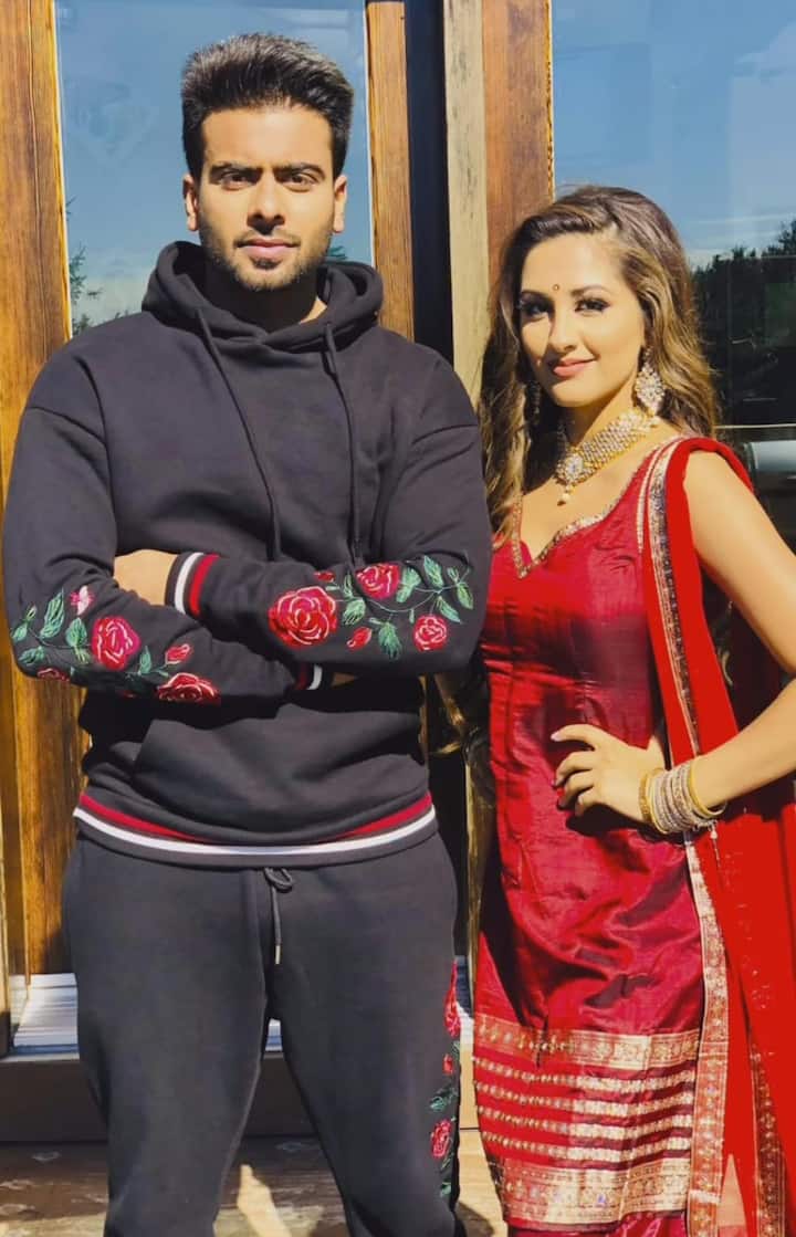 ਇਨ੍ਹਾਂ ਤਸਵੀਰਾਂ ਨੂੰ ਦੇਖ ਕੇ ਫੈਨਜ਼ ਕਿਆਸ ਲਗਾ ਰਹੇ ਹਨ ਕਿ ਕਿਤੇ ਇਹੀ ਮਨਕੀਰਤ ਦੀ ਪਤਨੀ ਤਾਂ ਨਹੀਂ?