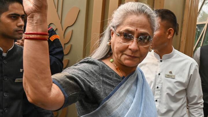 ‘পদ্মশ্রী’ সম্মানপ্রাপ্ত জয়া ৭৫ বছর বয়সে আবারও রাজ্যসভার সাংসদ হতে চলেছেন। ২০০৪ সাল থেকে সেখানে পদে রয়েছেন তিনি। রাজ্যসভার অন্যতম হাই প্রোফাইল সদস্যা জয়া। ছবি: পিটিআই।