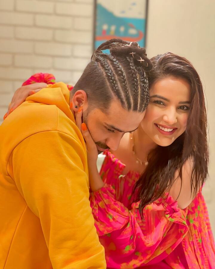 Aly Goni and Jasmin Bhasin: Aly Goni shared an adorable picture of himself with the love of his life Jasmin. Fans are eagerly waiting to see the couple tie-the-knot soon.