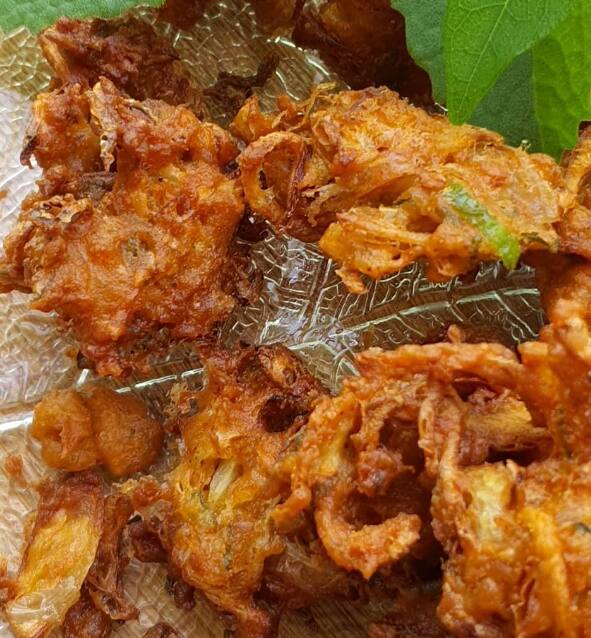 தேவையான பொருட்கள் : இன்ஸ்டன்ட் ஓட்ஸ் - 2 கப், வெங்காயம் - 2 நீளமாக நறுக்கியது, பச்சை மிளகாய் - 2 பொடியாக நறுக்கியது, இஞ்சி - 1 துண்டு பொடியாக நறுக்கியது, கறிவேப்பில்லை நறுக்கியது, கொத்தமல்லி இலை, மஞ்சள் தூள் - 1/2 தேக்கரண்டி, உப்பு - 1 தேக்கரண்டி, மிளகாய் தூள் - 1 தேக்கரண்டி, தனியா தூள் - 1 தேக்கரண்டி, பெருங்காயத்தூள் - 1/2 தேக்கரண்டி, தண்ணீர், எண்ணெய் பொரிப்பதற்கு.