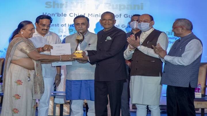 પૂર્વ મુખ્યમંત્રી વિજય રૂપાણી, સી.આર.પાટીલ, કુમાર કાનાણી સાથે ગોવિંદ ધોળકિયા