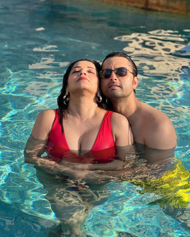 तस्वीरों में रेड बिकनी पहने हुए मोनालिसा अपने हुस्न से पानी में आग लगा रही हैं. एक्ट्रेस की तस्वीरें तेजी से वायरल ह रही हैं.