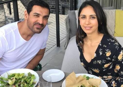 वहीं इन लिस्ट में जॉन अब्राहम का भी नाम शामिल है. एक्टर ने साल 2014 में बैंकर प्रिया रुंचल से शादी कर सभी को चौंका दिया था.