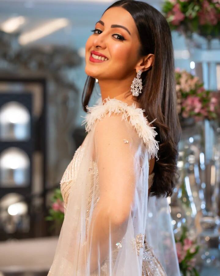 సోషల్ మీడియాలో యాక్టివ్ ఉండే కేథరిన్ తాజాగా కొన్ని పిక్స్ షేర్ చేసి... 'Every smile tells a story' అనే క్యాప్షన్ పెట్టింది