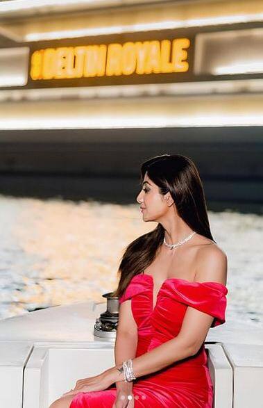 ਇਨ੍ਹਾਂ ਤਸਵੀਰਾਂ 'ਚ ਸ਼ਿਲਪਾ ਸ਼ੈੱਟੀ ਦੀ ਹਰ ਅਦਾ ਅਤੇ ਸ਼ਰਾਰਤ ਬੇਮਿਸਾਲ ਹੈ, ਜਿਸ 'ਤੇ ਪ੍ਰਸ਼ੰਸਕਾਂ ਦਾ ਦਿਲ ਹਾਰ ਰਿਹਾ ਹੈ।