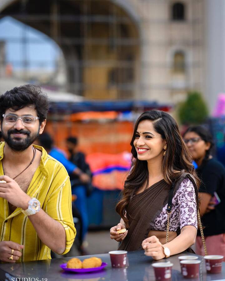 ప్రస్తుతం శోభా శెట్టి వాలెంటైన్ సెలబ్రేషన్స్ ఫొటోలు సోషల్ మీడియాలో వైరల్ అవుతున్నారు. ఈ సందర్భంగా ఈ జంటకు నెటిజన్లు వాలెంటైన్స్ డే శుభాకాంక్షలతో పాటు శుభాకాంక్షలు కూడా తెలుపుతున్నారు. అలాగే మీ పెళ్లెప్పుడని కూడ ఆరా తీస్తున్నారు.