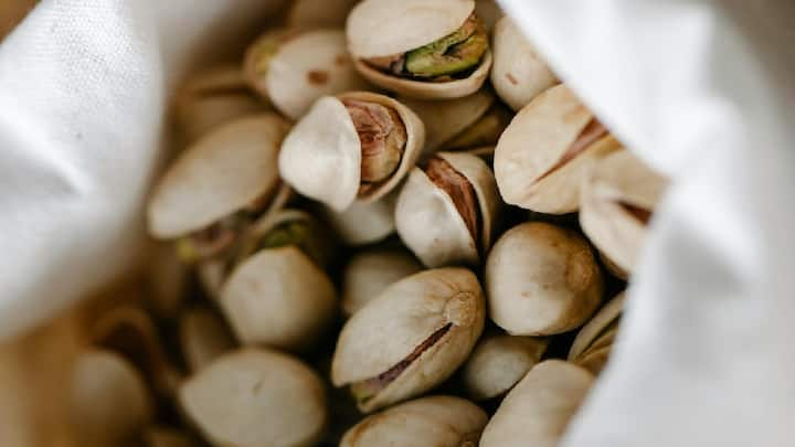 Pistachios Benefits :  पिस्ता एक असा ड्राय फ्रूट आहे जो केवळ चवीला चांगलाच नाही तर त्याचे अनेक आरोग्य फायदे खाण्यास भाग पाडतात.