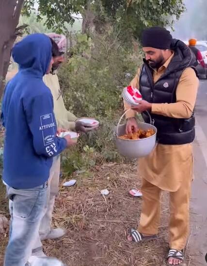 ਕਾਬਿਲੇਗੌਰ ਹੈ ਕਿ ਰੇਸ਼ਮ ਸਿੰਘ ਅਨਮੋਲ ਪੰਜਾਬੀਆਂ ਲਈ ਆਪਣੀ ਆਵਾਜ਼ ਬੁਲੰਦ ਕਰਦੇ ਹੋਏ ਨਜ਼ਰ ਆਉਂਦੇ ਹਨ। ਉਹ ਅਜਿਹੇ ਪੰਜਾਬੀ ਗਾਇਕ ਹਨ, ਜਿਨ੍ਹਾਂ ਨੇ ਕਿਸਾਨਾਂ ਦੇ ਅੰਦੋਲਨ ਵਿੱਚ ਨਾਲ ਸਿਰਫ ਆਪਣੀ ਆਵਾਜ਼ ਬੁਲੰਦ ਕੀਤੀ, ਬਲਕਿ ਖੁਦ ਜਾ ਕੇ ਉਸਦਾ ਹਿੱਸਾ ਵੀ ਬਣੇ। ਇਸ ਦੌਰਾਨ ਵੀ ਕੁਝ ਅਜਿਹਾ ਵੀ ਵੇਖਣ ਨੂੰ ਮਿਲ ਰਿਹਾ ਹੈ। ਦੱਸ ਦੇਈਏ ਕਿ ਕਿਸਾਨਾ ਨੇ ਇਸ ਪ੍ਰਦਰਸ਼ਨ ਲਈ ਪੂਰੀ ਤਿਆਰੀ ਖਿੱਚ ਲਈ ਹੈ।