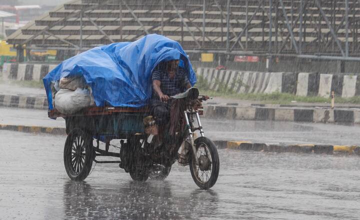 बिहार और झारखंड के कुछ स्थानों पर 15 और 16 फरवरी को सुबह के समय घना कोहरा छाए रहने की संभावना है. पश्चिमी हिमालय क्षेत्र में 17 से 21 फरवरी के दौरान गरज के साथ तेज बारिश होने और बिजली गिरने की संभावना है. कुछ जगहों पर बर्फबारी के आसार भी हैं.