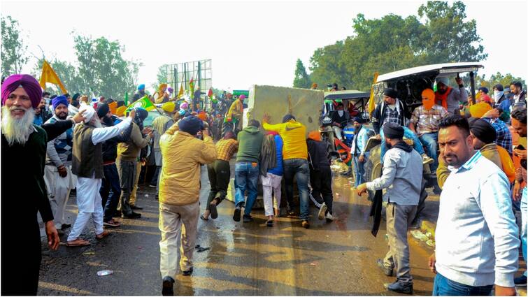 Farmers Delhi Chalo Protest samyukt kisan morcha to hold rail roko protest Farmers Protest: पंजाब के सबसे बड़े किसान संगठन का ऐलान- कल सात जगहों पर ट्रेनों को रोका जाएगा