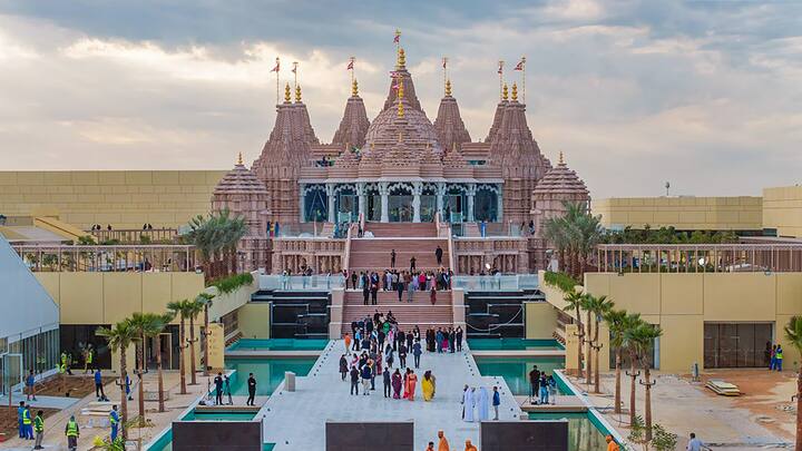 इस मंदिर में मेजबान देश को समान प्रतिनिधित्व देने के लिए भारतीय पौराणिक कथाओं में हाथी, ऊंट और शेर जैसे महत्वपूर्ण स्थान रखने वाले जानवरों के साथ-साथ यूएई के राष्ट्रीय पक्षी बाज को भी मंदिर के डिजाइन में शामिल किया गया है.